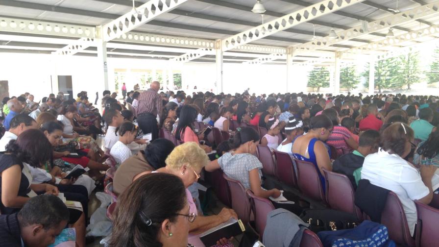 Miles de Testigos de Jehová participan en asamblea anual