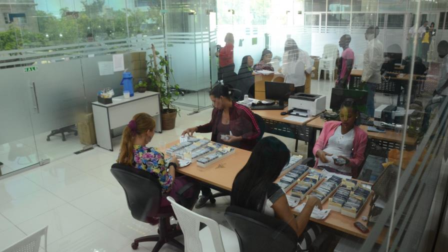 Interior y Policía hará campaña para que extranjeros retiren carnés