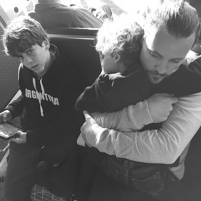 Karina Larrauri le escribió a su esposo: “Porque tus brazos siempre están dispuestos para tus hijos. Porque sé que todos los días te esfuerzas por ser un mejor padre. Porque estoy segura que elegí el mejor padre para mis hijos. Feliz día del padre”.