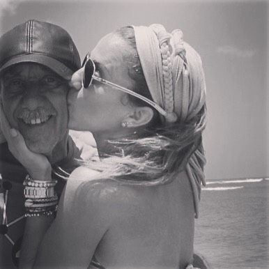 La comunicadora Karina Larrauri también escribió a su padre: “#GraciasPapá por quererme. #GraciasPapá por todas las caricias. #GraciasPapá por los “Te Amo”. #GraciasPapá por inculcarme amor por la música y enseñarme todos esos boleros viejos. #GraciasPapá por todas las meriendas a las 3:00 p.m. #GraciasPapá por enseñarme a bailar tan bien como tu. #GraciasPapá por venir corriendo cada vez que he necesitado de ti Gracias viejo.... Feliz día del padre”. 