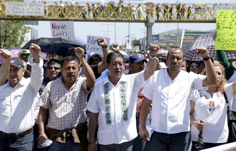 Unos 30 mil maestros marchan en Oaxaca y se declaran en resistencia