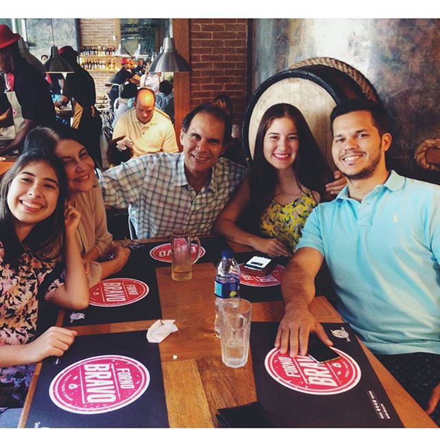 Iamdra Fermín publicó un Photobooth junto a su papá y luego una foto almorzando con su familia: “Mi Papá.. Actor de foto novela en sus años mozos y luego padre de familia e ingeniero. Lo mas bello es ese flaco”.