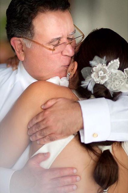 La estilista y apasionada de la moda Lía Pellerano escribió a su padre: “Me tomas de la mano y me das besos que abrigan el alma, como sólo TU puedes hacerlo?. Atesoro esos momentos especiales que me dedicas para mí solamente”. 