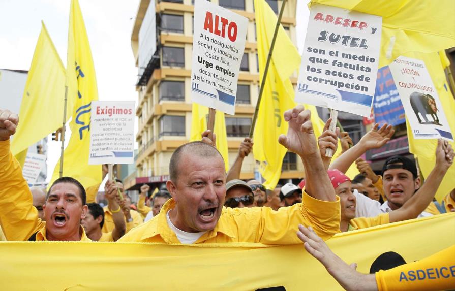 Miles de funcionarios protestan en Costa Rica contra críticas a sus salarios