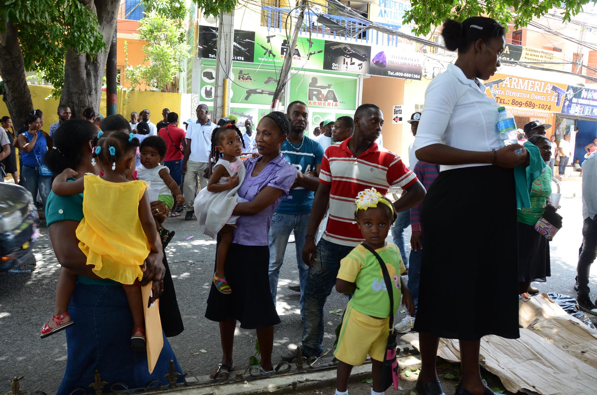 SANTO DOMINGO. Madres con sus hijos fueron  al Ministerio de Interior y Policía en busca de sus documentos.