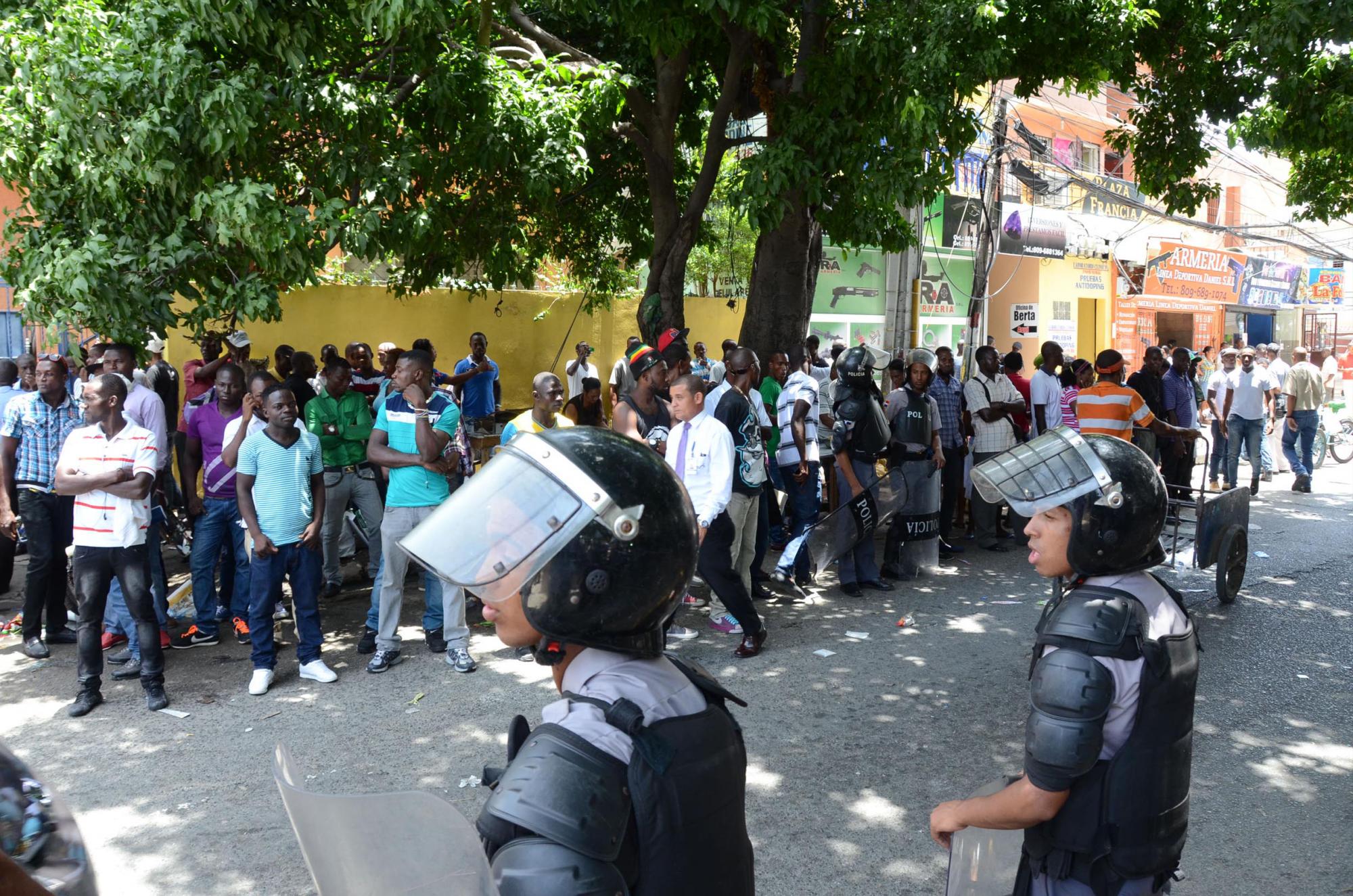 SANTO DOMINGO. Agentes Policiales vigilan las líneas de haitianos que asistieron el lunes al Ministerio de Interior y Policía.