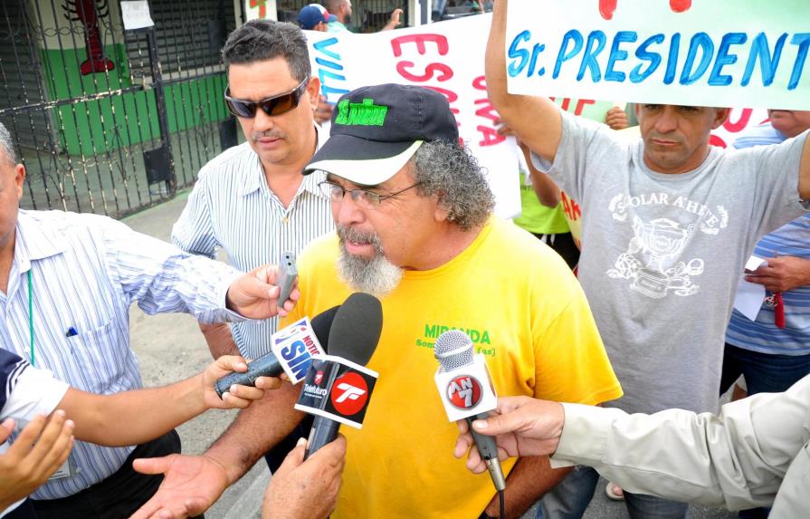 Padre Rogelio amenaza con ocupar sede Gobernación de Espaillat en reclamo de obras para Villa Trina