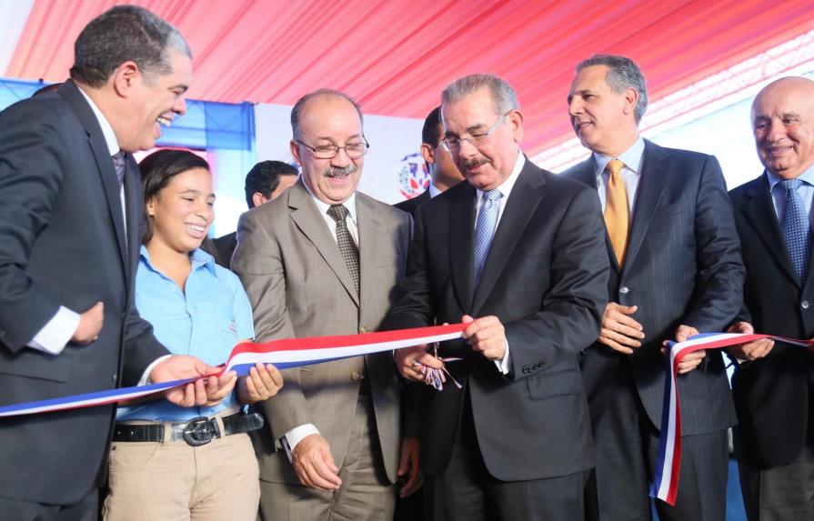Danilo Medina inaugura un centro en Santo Domingo Oeste