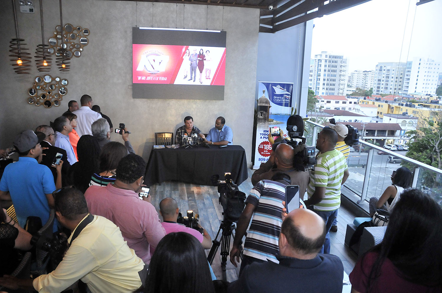 El artista conversó con los periodistas de varios temas