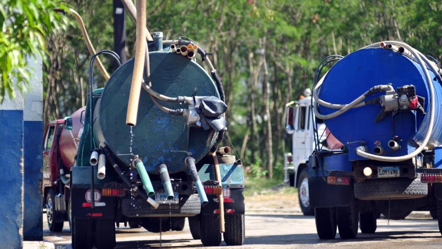 Santiagueros enfrentan dificultades para obtener agua potable