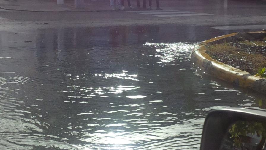 Fuga de agua sorprende a moradores en la avenida Núñez de Cáceres Fuga de agua sorprende a moradores en la avenida Núñez de Cáceres