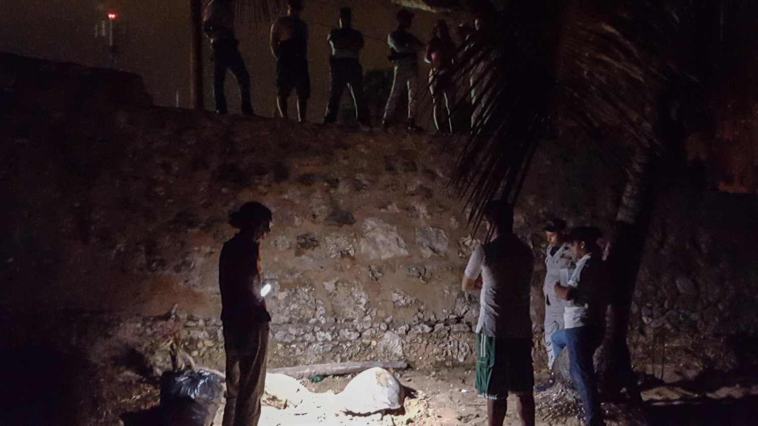 Muchos curiosos permanecen en el lugar a pesar de la hora.