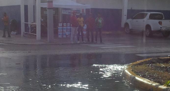 La CAASD reparara fuga de agua en la avenida Núñez de Cáceres reportada por Diario Libre