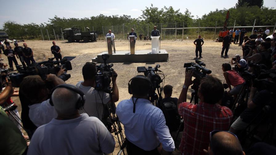 Hungría acelera construcción de cerca para frenar migrantes 