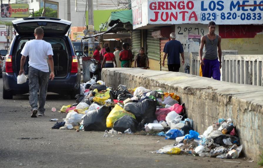 El alcalde de Santiago explica la acumulación de basura en esa ciudad 