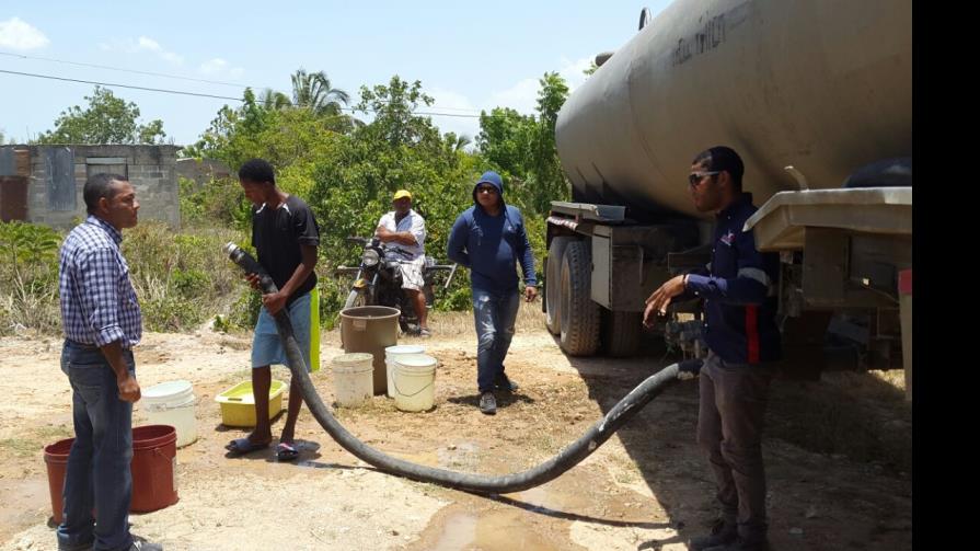 AES Andrés dona agua a Boca Chica