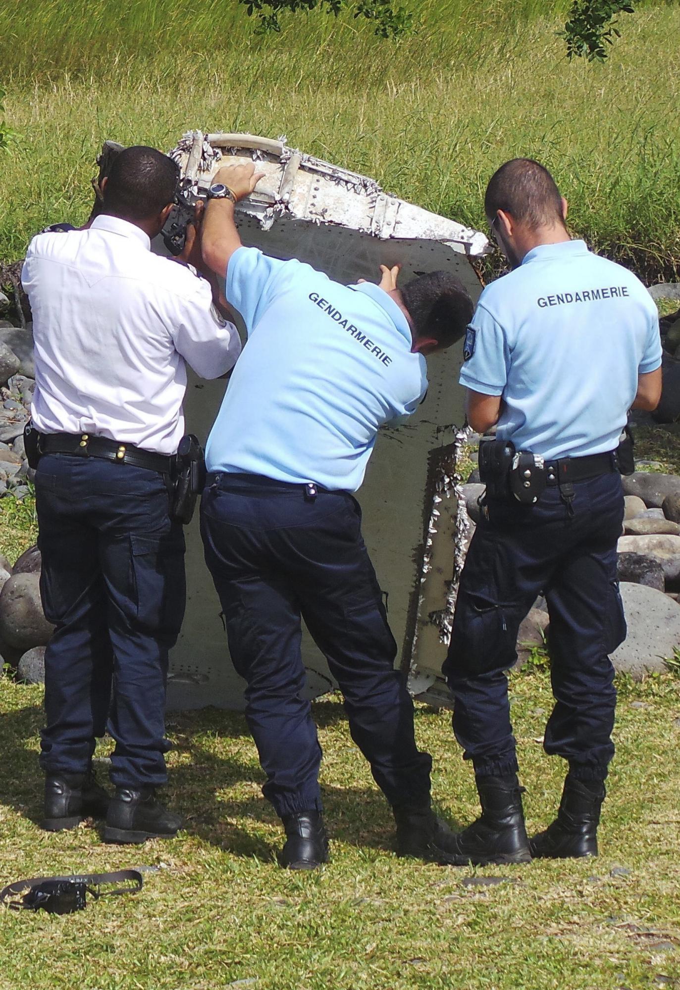 Las autoridades francesas de la isla de la Reunión indicaron hoy que no se excluye “ninguna hipótesis” sobre la procedencia de los restos de avión encontrados ayer en sus playas, “incluida la de un Boeing 777” como el MH370 de la aerolínea Malaysia Airlines, que se perdió en marzo de 2014.