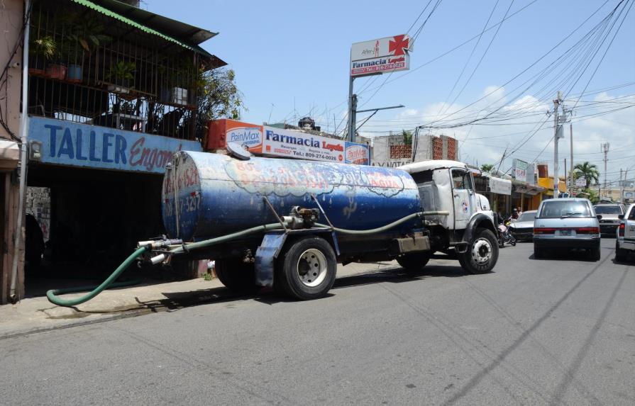 La escasez de agua golpea a numerosos barrios de Santo Domingo Oeste