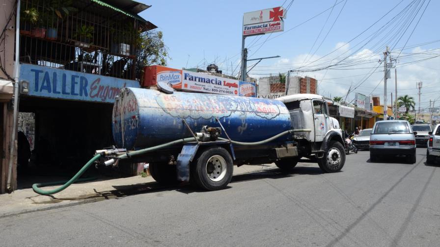 La escasez de agua golpea a numerosos barrios de Santo Domingo Oeste La escasez de agua golpea a numerosos barrios de Santo Domingo Oeste