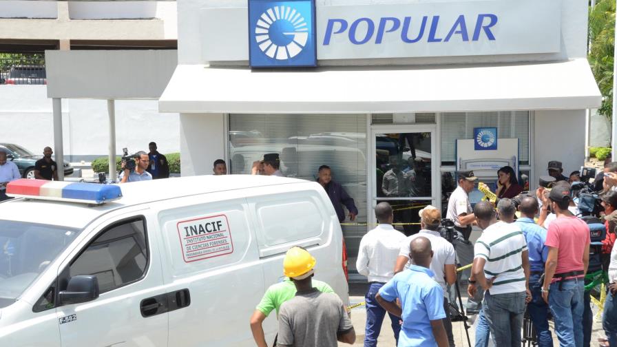 La Policía apresa a tres y persigue a cuatro por asalto al Banco Popular La Policía apresa a tres y persigue a cuatro por asalto al Banco Popular