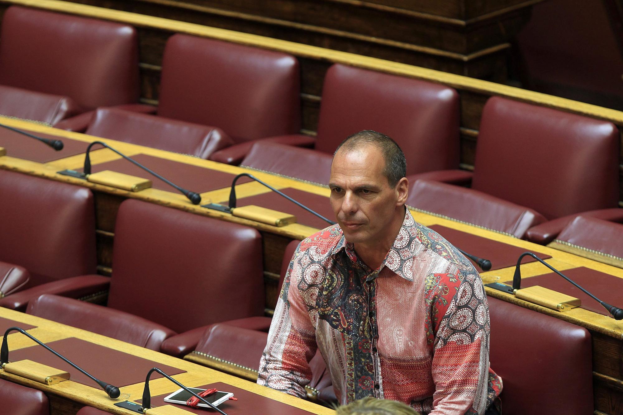 El exministro de Finanzas griego, Yanis Varufakis, antes del inicio de la sesión de control al primer ministro, Alexis Tsipras, en el Parlamento griego, en Atenas (Grecia). 