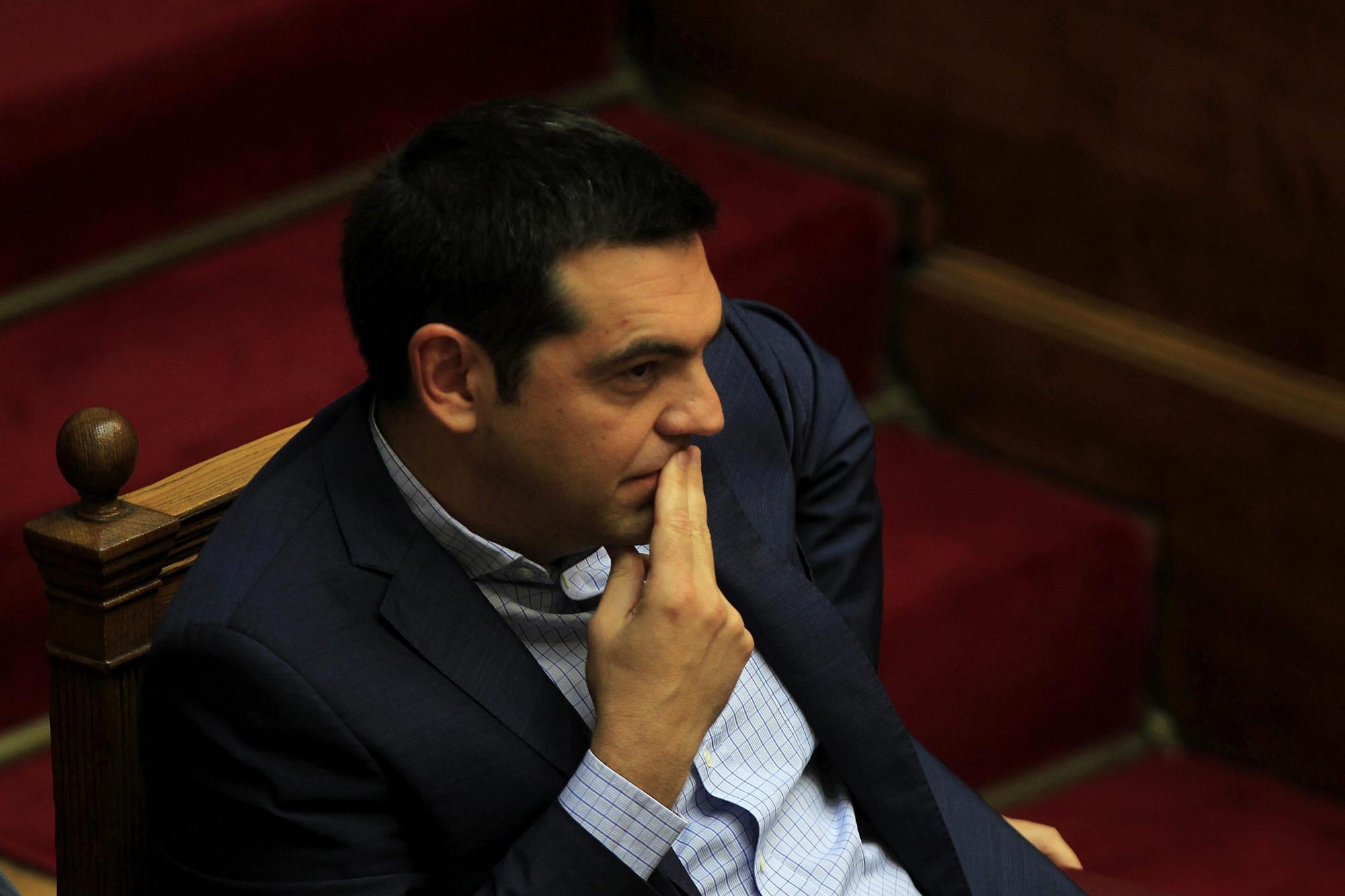 El primer ministro griego, Alexis Tsipras, atiende a una interpelación durante la sesión de control celebrada en el Parlamento griego, en Atenas (Grecia). 