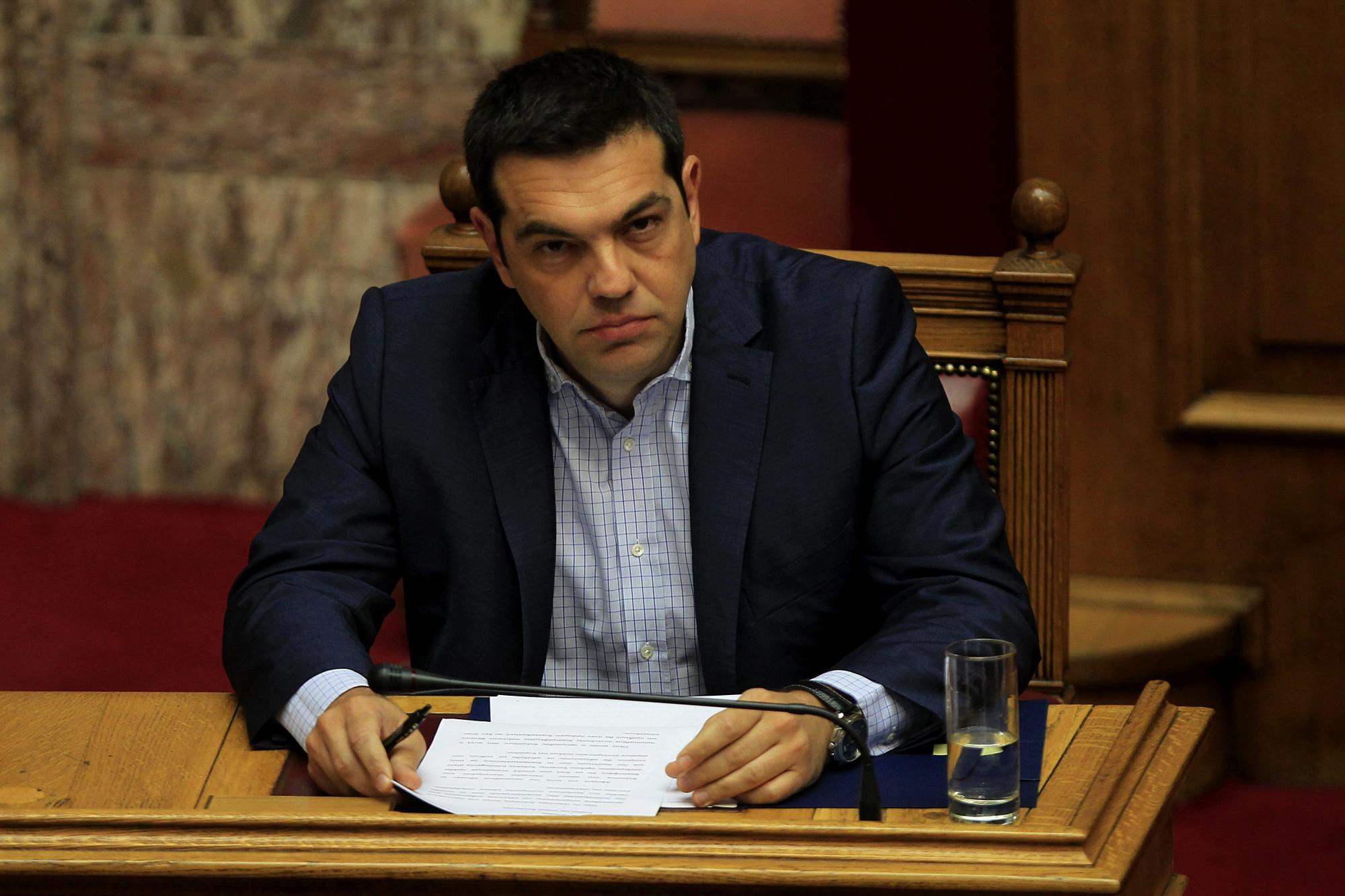 El primer ministro griego, Alexis Tsipras, atiende a una interpelación durante la sesión de control celebrada en el Parlamento griego, en Atenas (Grecia). 