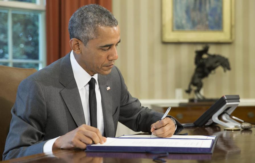 Obama firma una ley para financiar las autopistas de EE.UU. durante tres meses