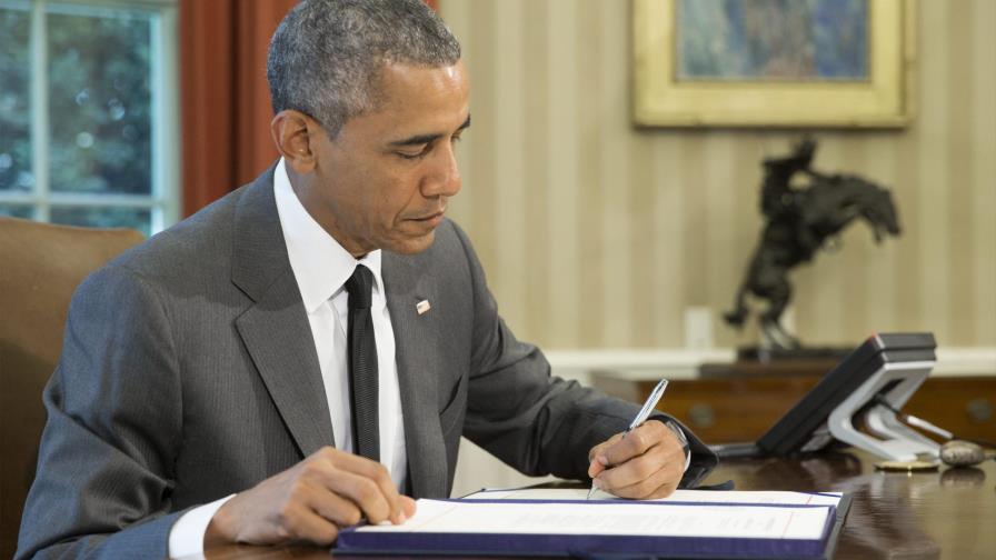 Obama firma una ley para financiar las autopistas de EE.UU. durante tres meses