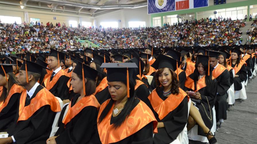 Universidad O&M gradúa 1,366 nuevos profesionales 