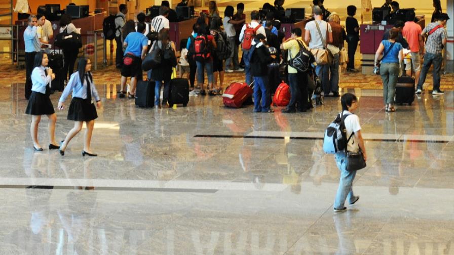 Es hora de usar máquinas para acortar las colas en los aeropuertos
