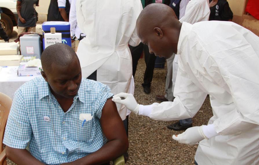 Vacuna experimental de ébola podría detener virus en África 