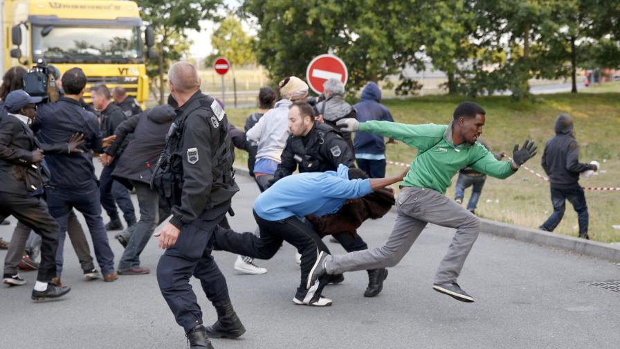 Inglaterra promete más ayuda a Francia para combatir “plaga” inmigrante 
