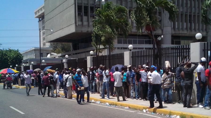 Forman largas filas para completar expedientes de regularización a solo horas de vencer el plazo