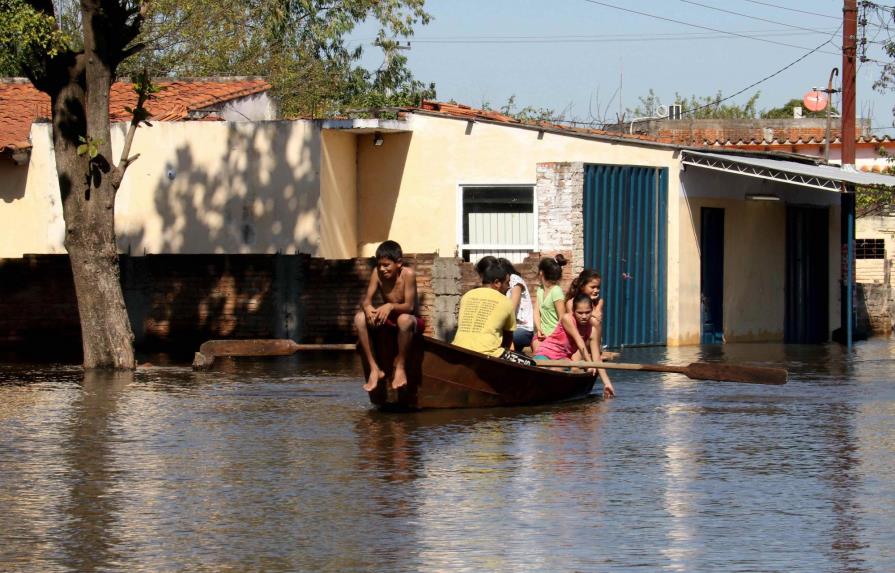 Canoas y refugios cambian el paisaje de los barrios inundados de Asunción