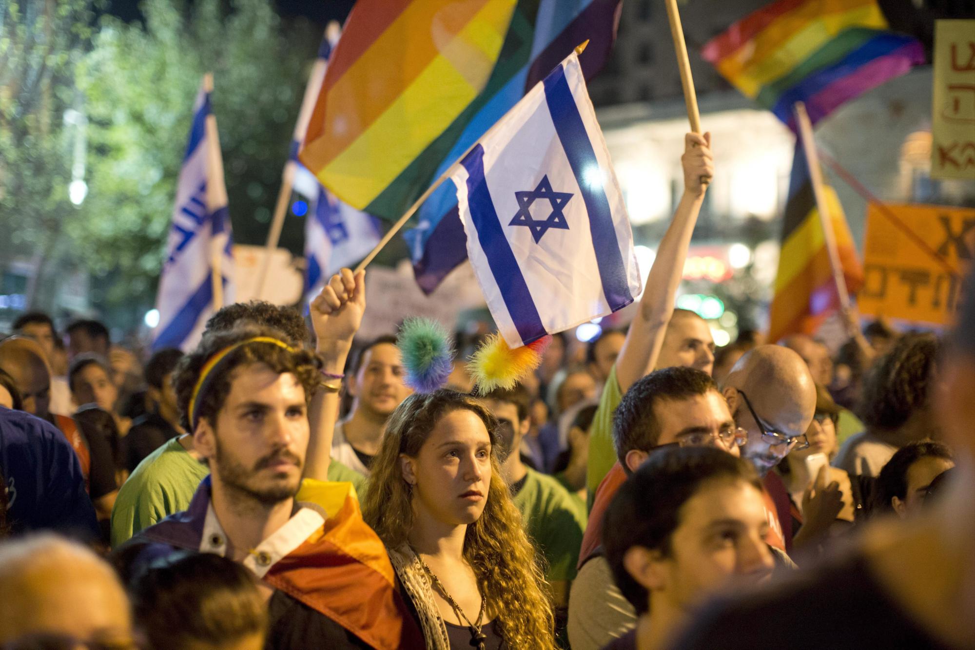 En paralelo se produjo otra concentración en el parque Meir de esta ciudad en protesta por el apuñalamiento en Jerusalén, que conmemoró otro ataque ocurrido hace seis años contra un centro juvenil de la comunidad gay de Tel Aviv en el que murieron dos jóvenes y una quincena resultaron heridos.
