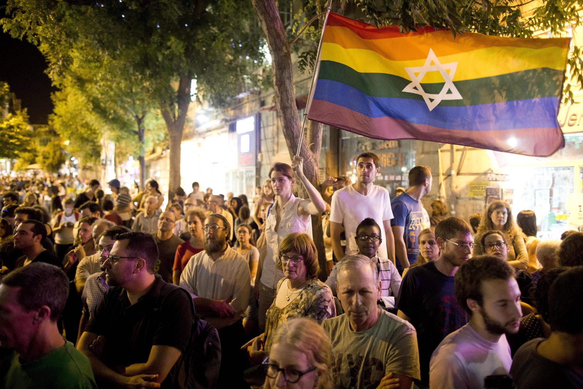 En paralelo se produjo otra concentración en el parque Meir de esta ciudad en protesta por el apuñalamiento en Jerusalén, que conmemoró otro ataque ocurrido hace seis años contra un centro juvenil de la comunidad gay de Tel Aviv en el que murieron dos jóvenes y una quincena resultaron heridos.