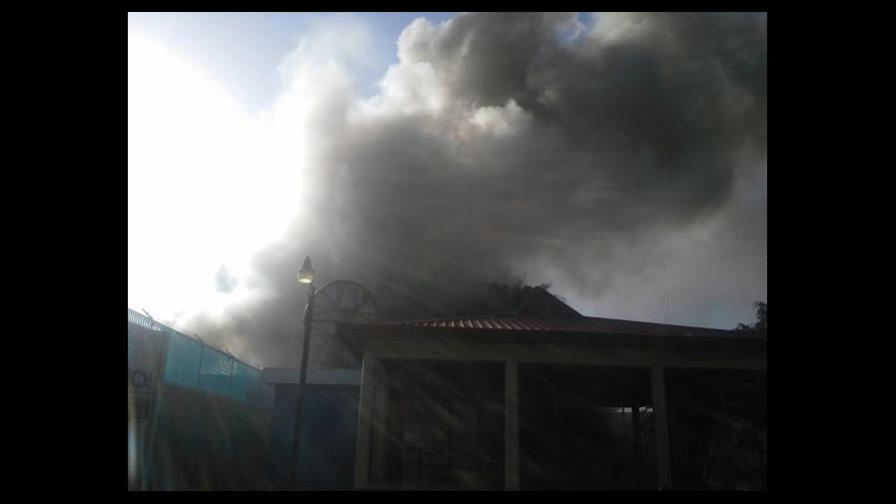 Fuego afecta cárcel El Seibo; llamas consumen colchones y ropa de los internos Fuego afecta cárcel El Seibo; llamas consumen colchones y ropa de los internos