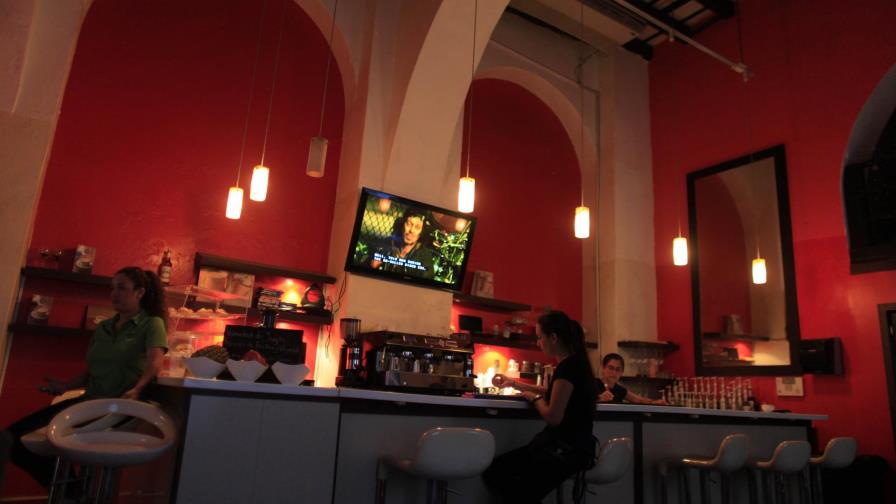 La miseria se agrava para los que no pueden irse de Puerto Rico La miseria se agrava para los que no pueden irse de Puerto Rico