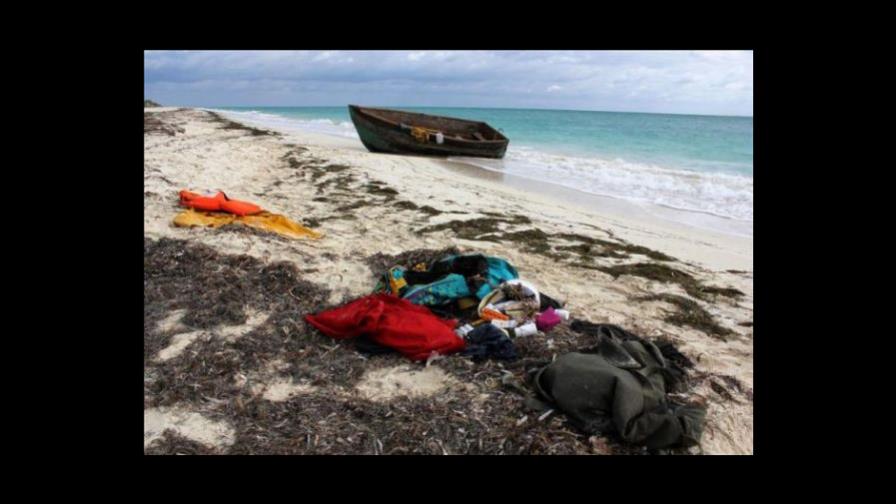 Un grupo de 24 balseros cubanos llega a una playa del sur de Florida en EE.UU.