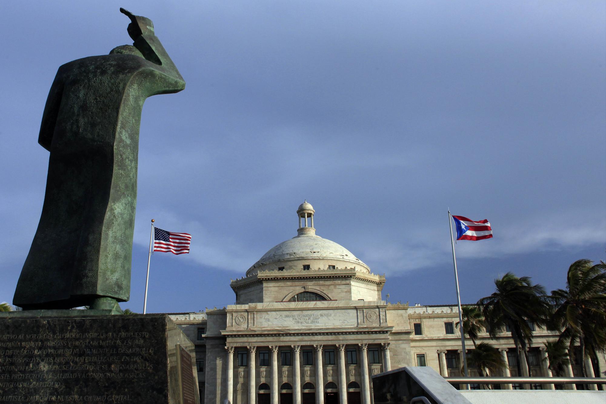En esta imagen del miércoles 29 de julio de 2015, una estatua de bronce de San Juan bautista ante el capitolio en San Juan.