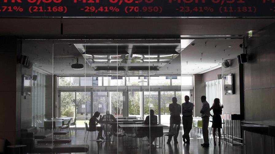Un lunes negro para la bolsa griega mientras siguen las negociaciones para el rescate