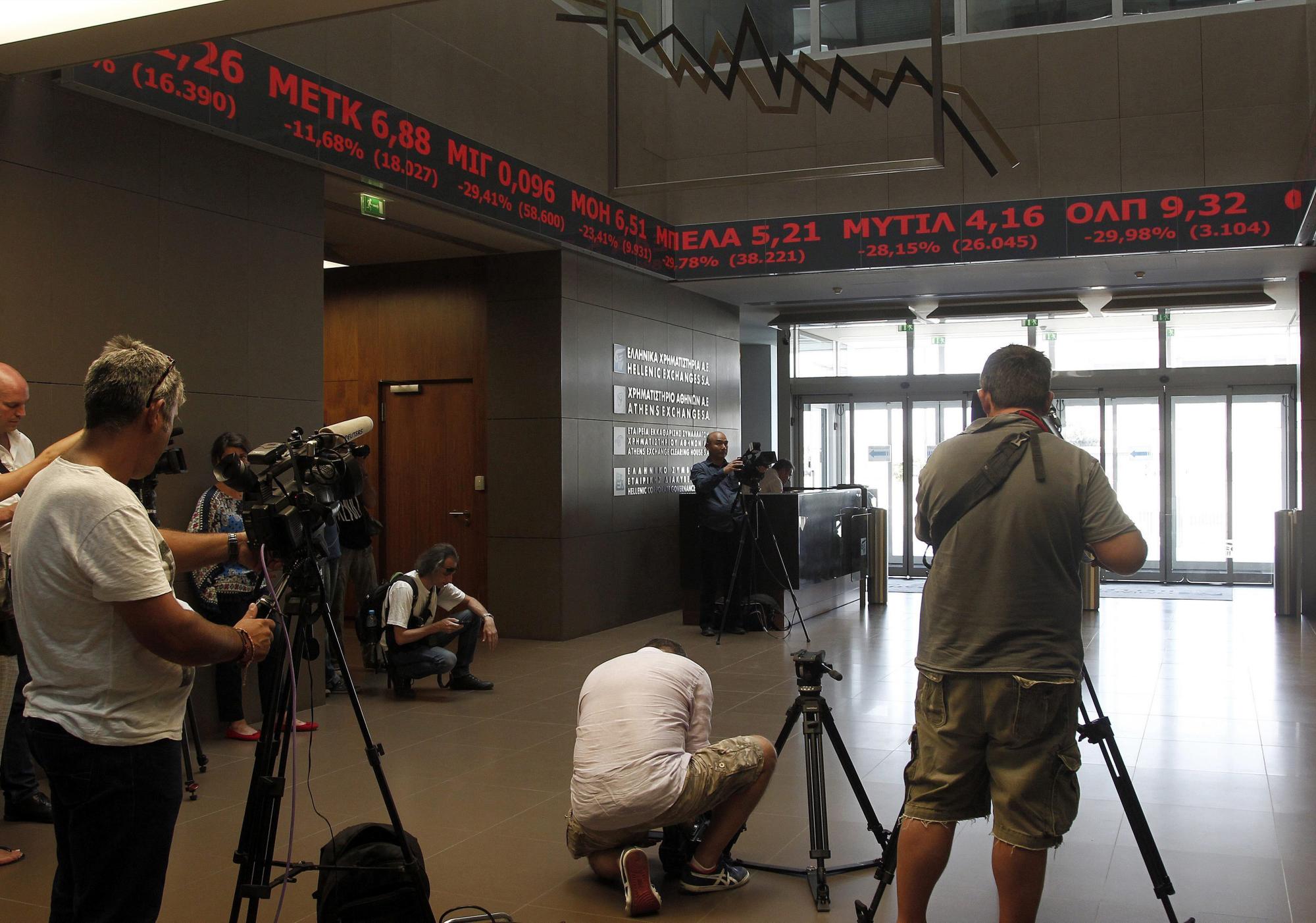 Medios de comunicaciónn toman imágenes de la bolsa de Atenas en Grecia hoy, lunes 3 de agosto de 2015.  