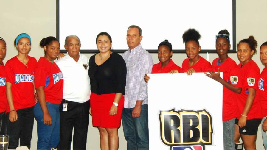 El softbol femenino juvenil parte a Texas El softbol femenino juvenil parte a Texas