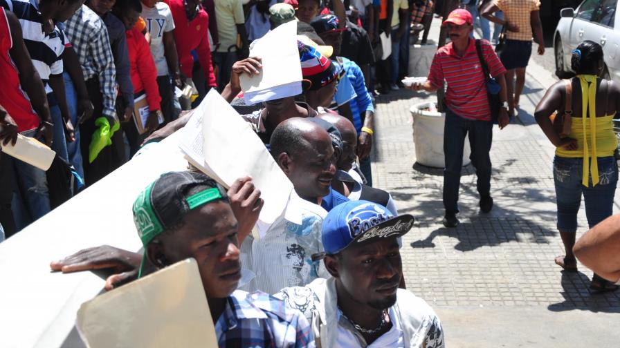 Convierten la Gobernación Provincial de Santiago en un caos