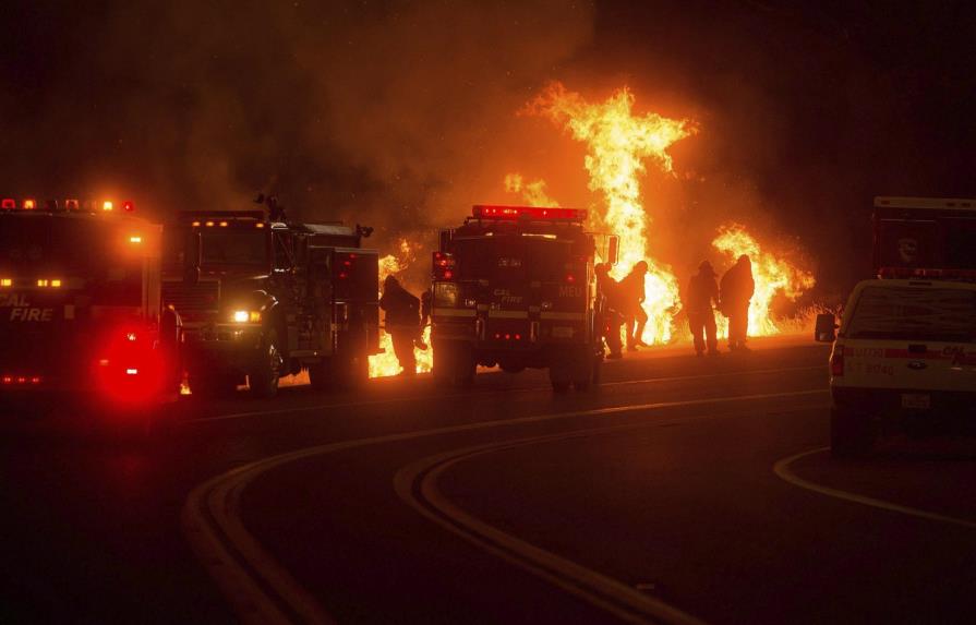 Más de 13 mil personas evacuadas por incendios en California