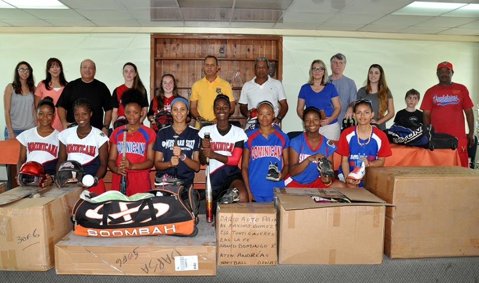 Fundación de Florida dona útiles para promover softbol entre niñas