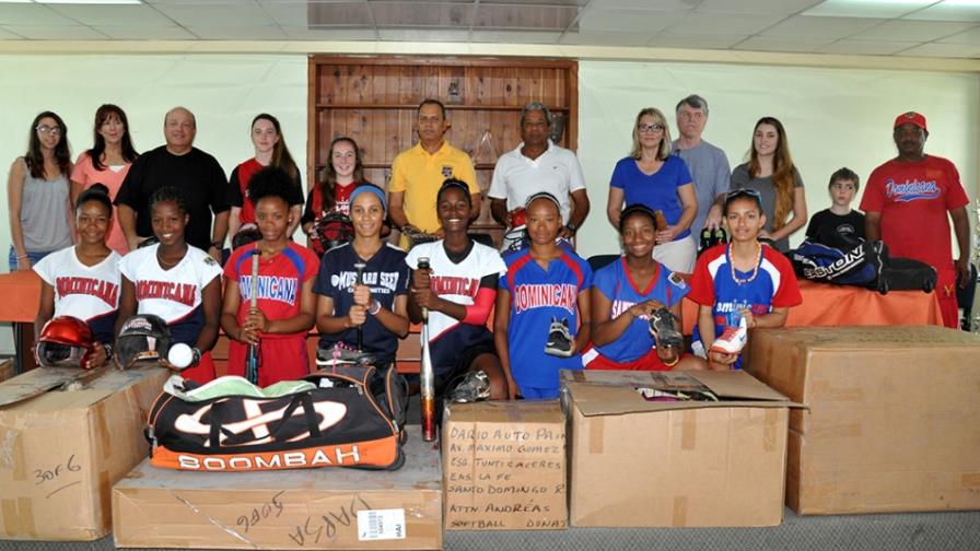 Fundación de Florida dona útiles para promover softbol entre niñas
