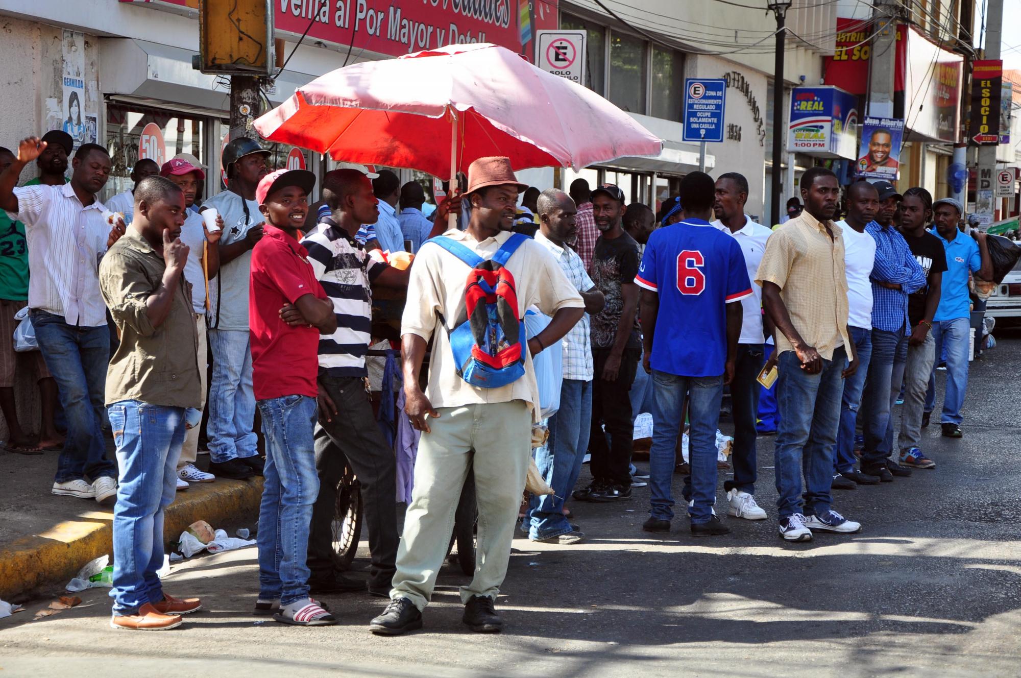 Se pudo constatar que “buscones” y agentes policiales o militares extorsionan a los haitianos con la oferta de “ayudarles” a conseguir el carné