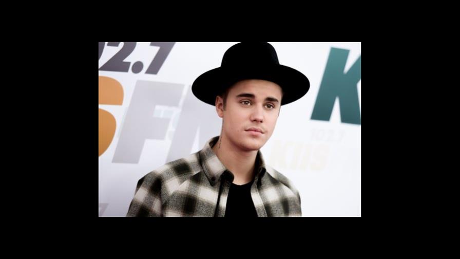 Juez le da a Bieber más tiempo para completar su sentencia por arrojar huevos a una casa